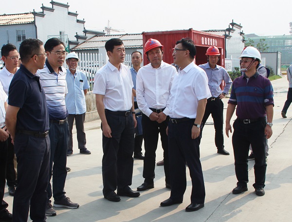 浙江省人大農(nóng)業(yè)與農(nóng)村委員會(huì)主任委員項(xiàng)永丹（時(shí)任省住建廳黨組書記、廳長(zhǎng)）視察耀廈集團(tuán)承建的浙江建設(shè)職業(yè)技術(shù)學(xué)院上虞校區(qū)項(xiàng)目