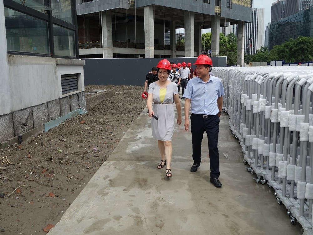 杭州市委常委、常務(wù)副市長(zhǎng)陳瑾（時(shí)任上城區(qū)委書記）視察耀廈集團(tuán)承建的上城區(qū)行政中心及科技文化館項(xiàng)目