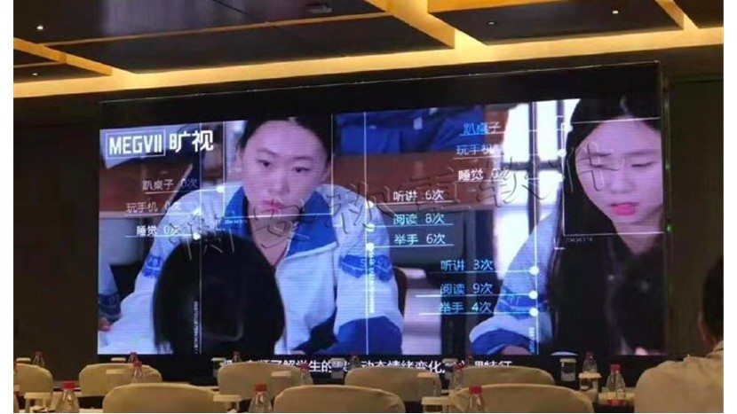 無死角巡航拍攝教室并自動變焦拍攝人臉，無感知無配合的智能考勤